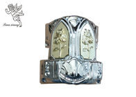鉄棒が付いている金プラスチック棺の銀の花の装飾の小箱のコーナー